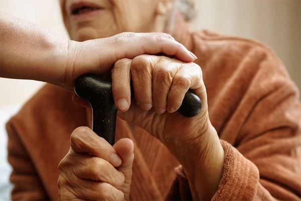 Деменция у пожилых людей: симптомы, лечение и особенности ухода